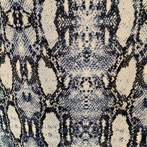 Code Bleu top - Picture 2 of 7